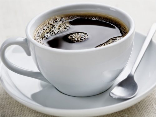 Tránh đồ uống chứa caffein.