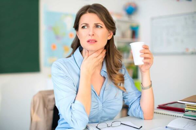 Khàn tiếng có thể là triệu chứng trào ngược axit dạ dày 