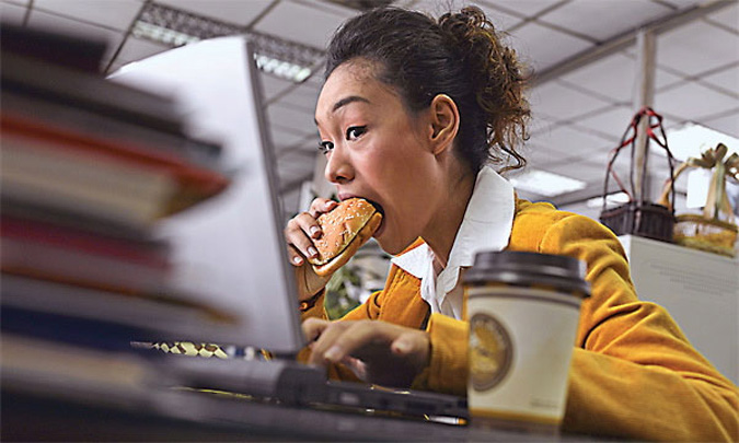 Thói quen ăn uống hàng ngày nhiều dầu mỡ là ợ hơi sau ăn