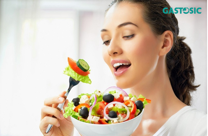 Ăn chậm, nhai kỹ giúp kiểm soát chứng ợ hơi hiệu quả.