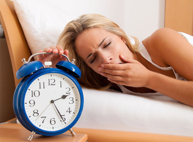 Ngủ quá muộn gây ợ hơi sau khi ăn 