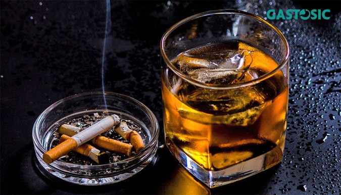 Lạm dụng rượu bia, thuốc lá gây ra triệu chứng ợ chua, ăn không tiêu.