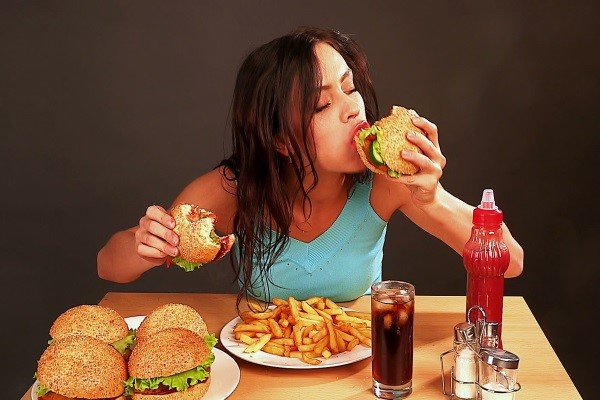 thói quen ăn uống luôn ảnh hưởng đến sức khỏe