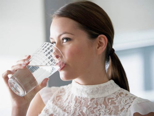 uống nước là cách chữa nấc cụt đơn giản hiệu quả