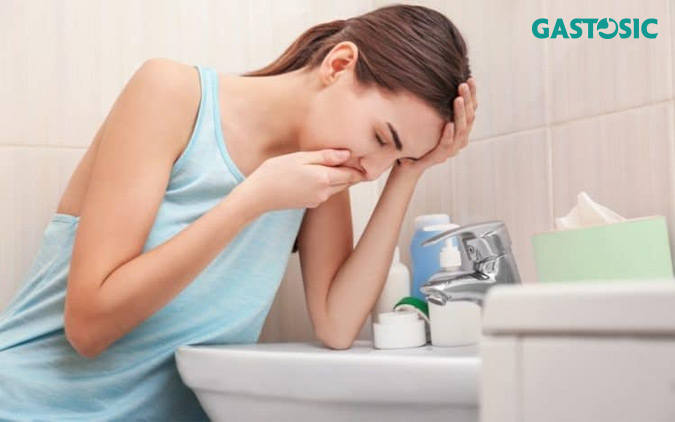 Buồn nôn, nôn là triệu chứng thường gặp ở người trào ngược dạ dày thực quản.