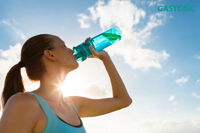 Người bị trào ngược dạ dày tốt nên uống nước tự nhiên