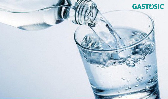 Uống đủ nước giúp giảm chứng ợ nóng