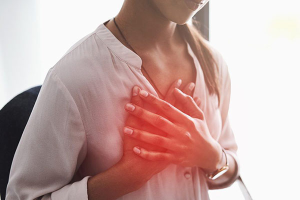 Ợ nóng thường đi kèm triệu chứng đau rát ở ngực 