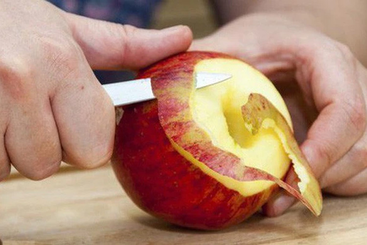 Loại bỏ vỏ ở trái cây để giúp dễ tiêu hóa hơn