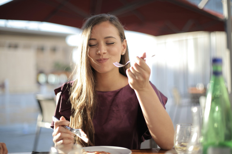 Ăn chậm và nhai kỹ thức ăn giúp giảm tình trạng ăn không tiêu ợ hơi